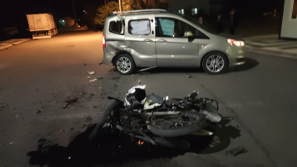 Aksaray’da Kamyonet ile Motosiklet Çarpıştı: 16 Yaşındaki Sürücü Yaralandı