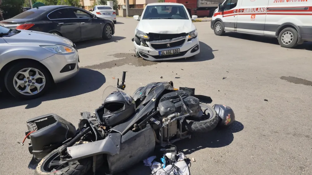 Kavşakta Kaza: Motosiklet Sürücüsü ve Yolcusu Yaralandı