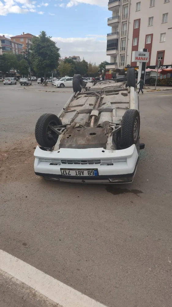 Aksaray’da Kavşakta Kaza: Otomobil Takla Attı, Sürücü Şans Eseri Kurtuldu