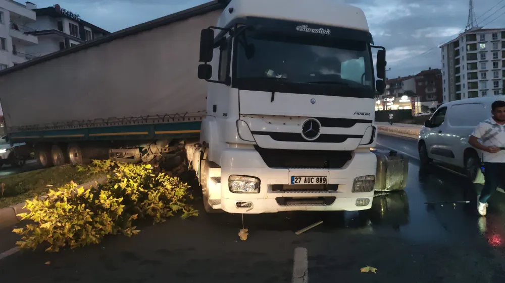 Aksaray’da Tırın Ani Manevrası Kazaya Neden Oldu