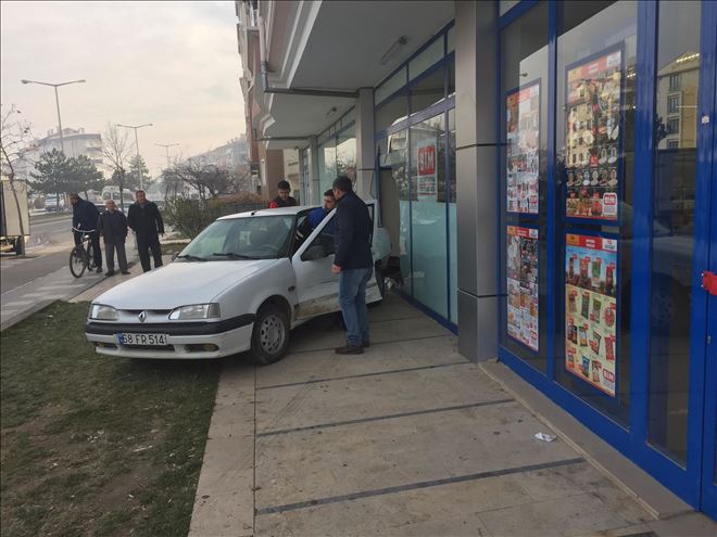 Kaza Yapan Araç Alışveriş Merkezine Girdi