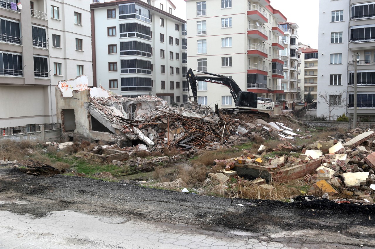 AKSARAY, BİN 298 METRUK BİNA YIKIMI İLE TÜRKİYE?DE 2. SIRADA YER ALDI