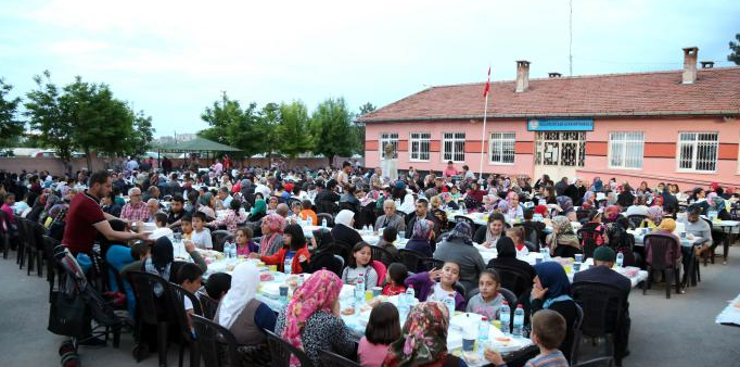 Bu Yıl Geneleksel Mahalle İftar Yemegi`ne Çiftlik Mahallesin`den start verildi