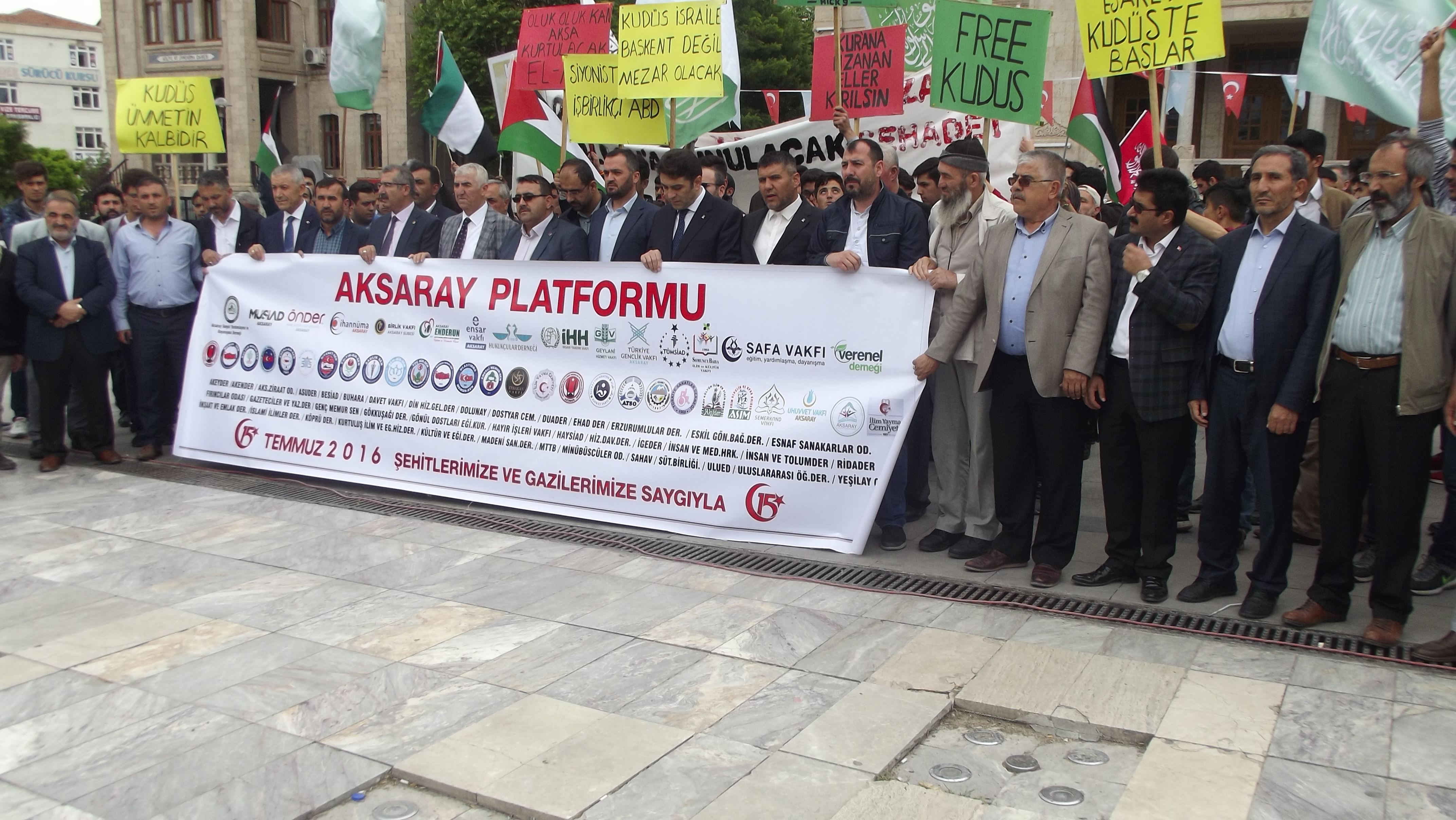 Ulu Cami avlusunda büyük Kudüs Protestosu