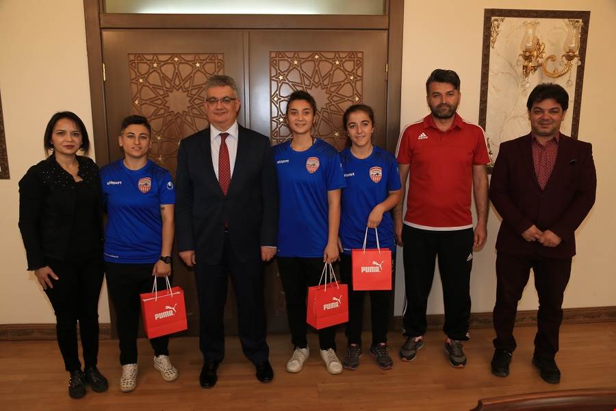 Şampiyon Bayan Futbol Takımı Başkanı ve Oyuncuları Vali Pekmez?i ziyaret etti