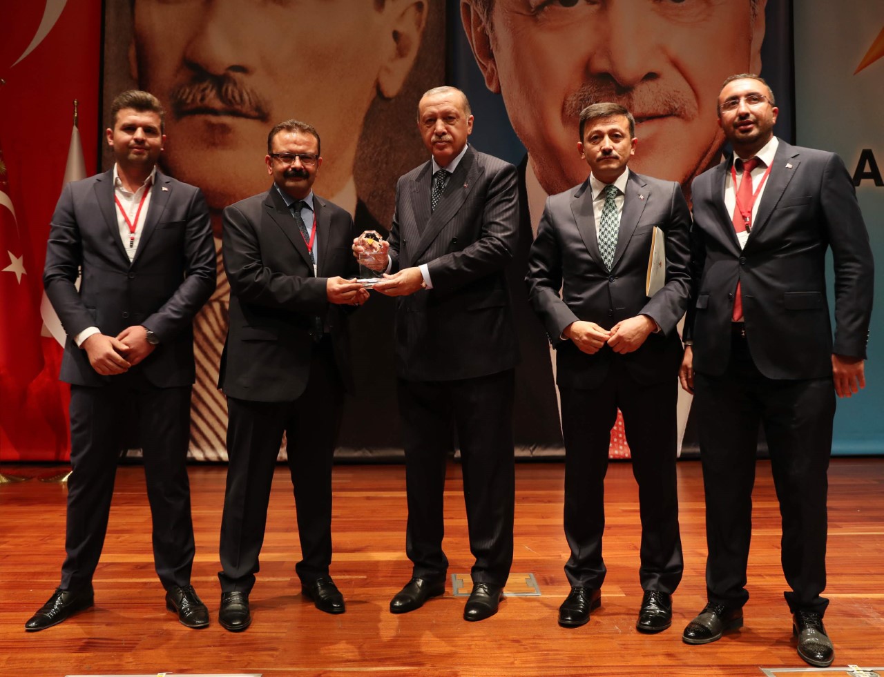Aksaray İl birincisi Muammer Gür, Cumhurbaşkanı Erdogan`Dan Ödülünü Aldı