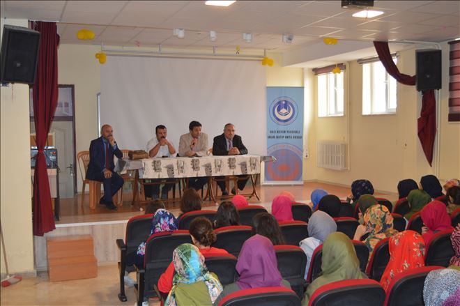 Aksaray` da Gazeteciler`Öğrencilere Meslek Hakkında Bilgiler Verdi