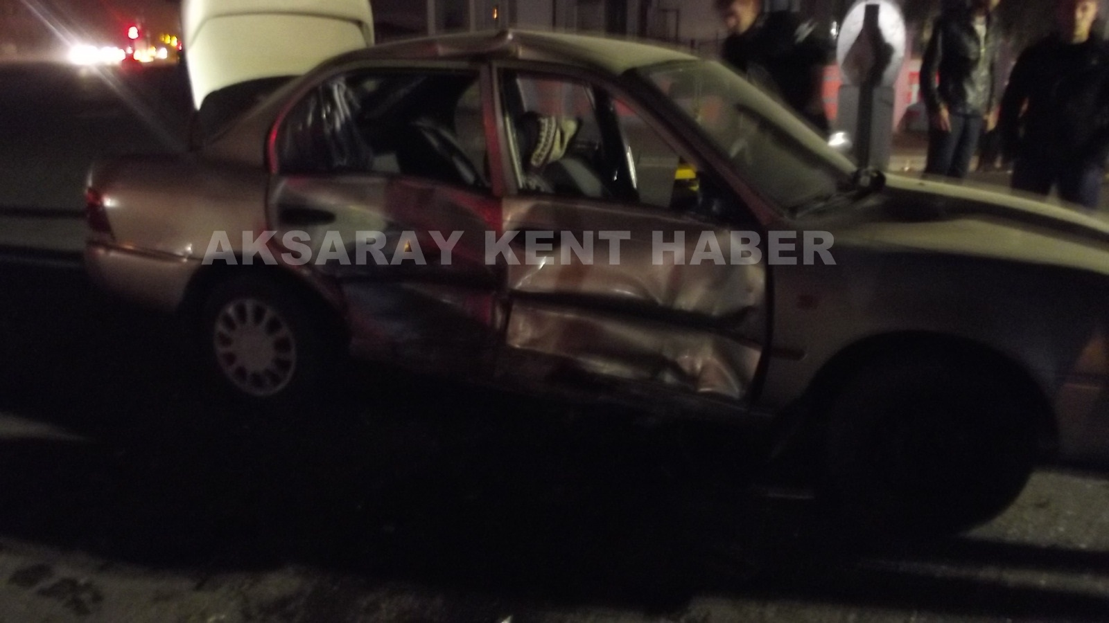Aksaray `da 2 otomobil çarpıştı: 3 yaralı