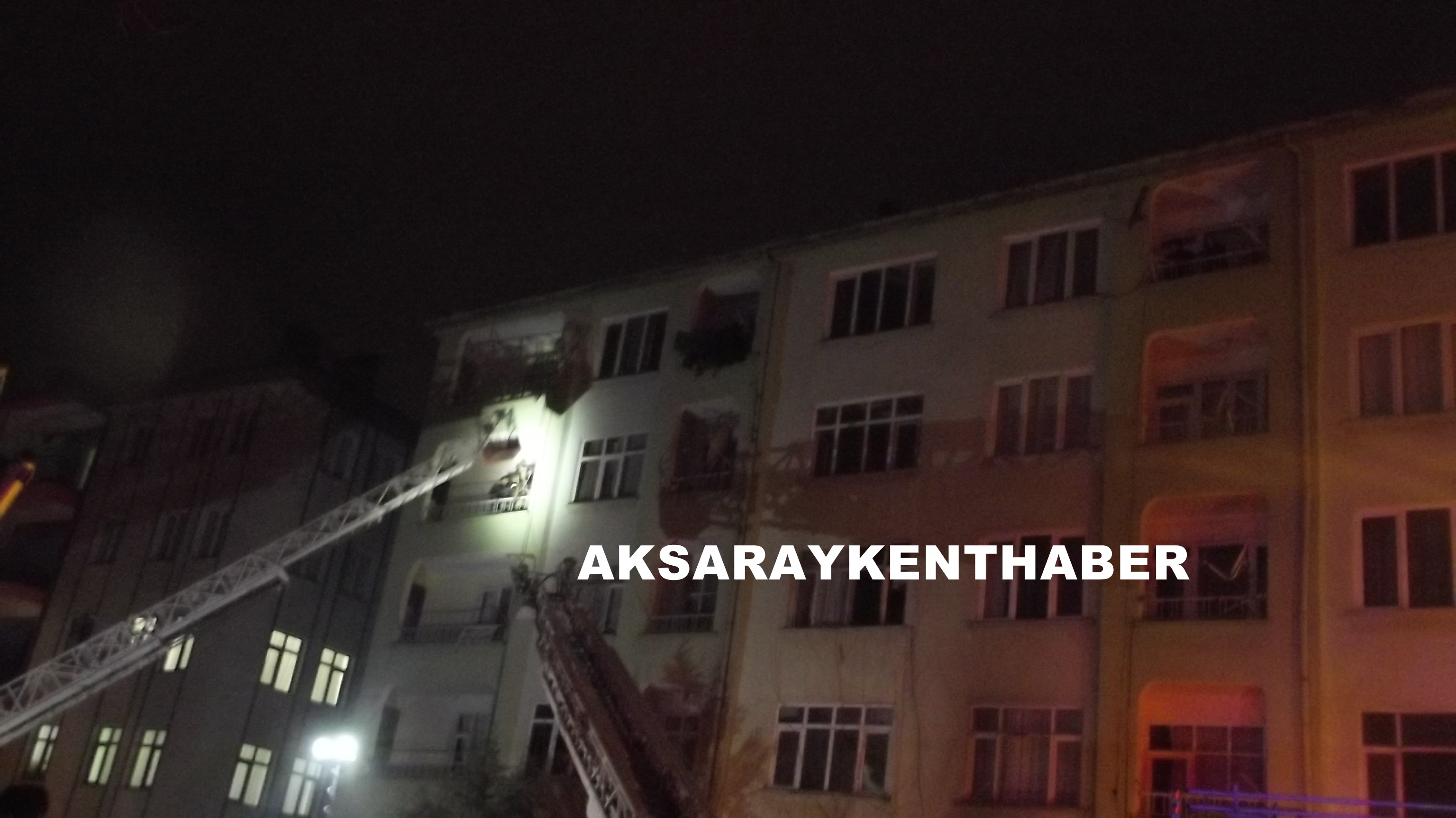 Bina Girişindeki Yangın Apartman Sakinlerine Korkulu Anlar Yaşattı