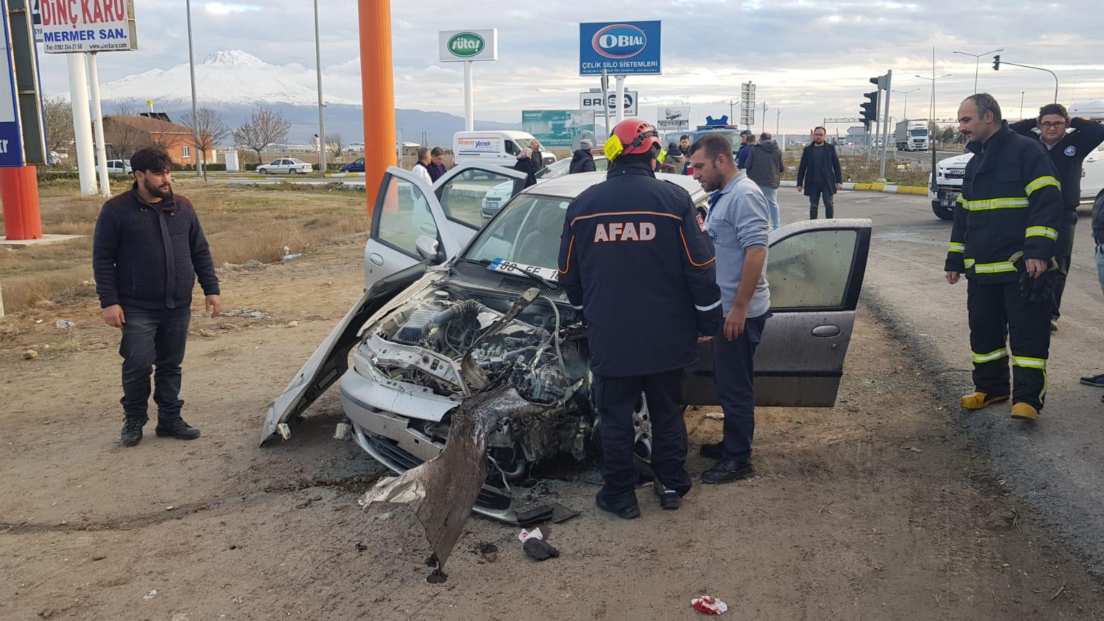 Aksaray`da otomobil ile yolcu otobüsü çarpıştı 3 yaralı