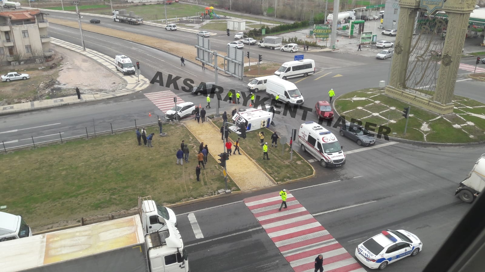 Aksaray` da Hasta Götüren Ambulans Kaza Yaptı 5 Yaralı