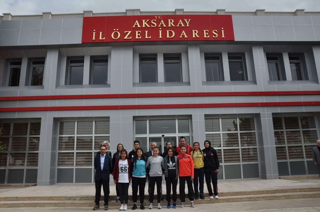 AKSARAY SPOR LİSESİ KIZ FUTBOL TAKIMINDAN ÖZEL İDAREYE ZİYARET