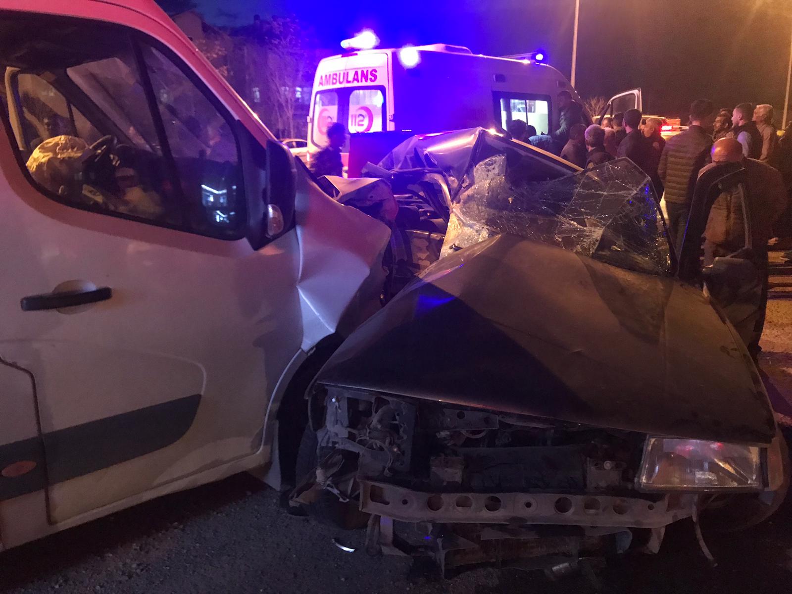 Yavuz Sultan Selim Mahallesinde Minibüs ile otomobil çarpıştı:2 yaralı