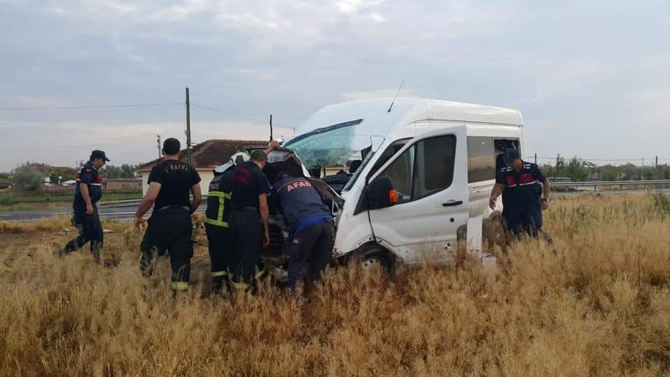 Minibüs kontrolden çıktı:1 ölü