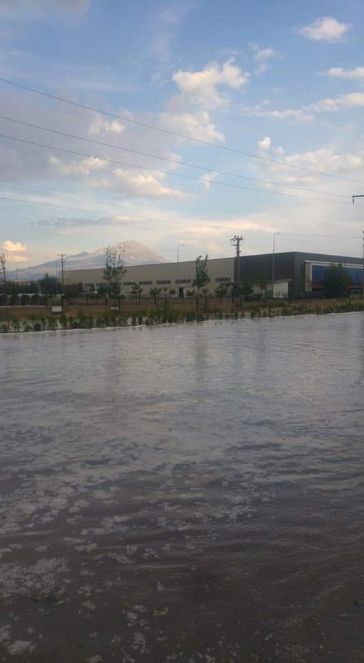 Aksaray`da dolu ve sağanak yağmur, Organize Sanayi Bölgesi`ni su altında bıraktı