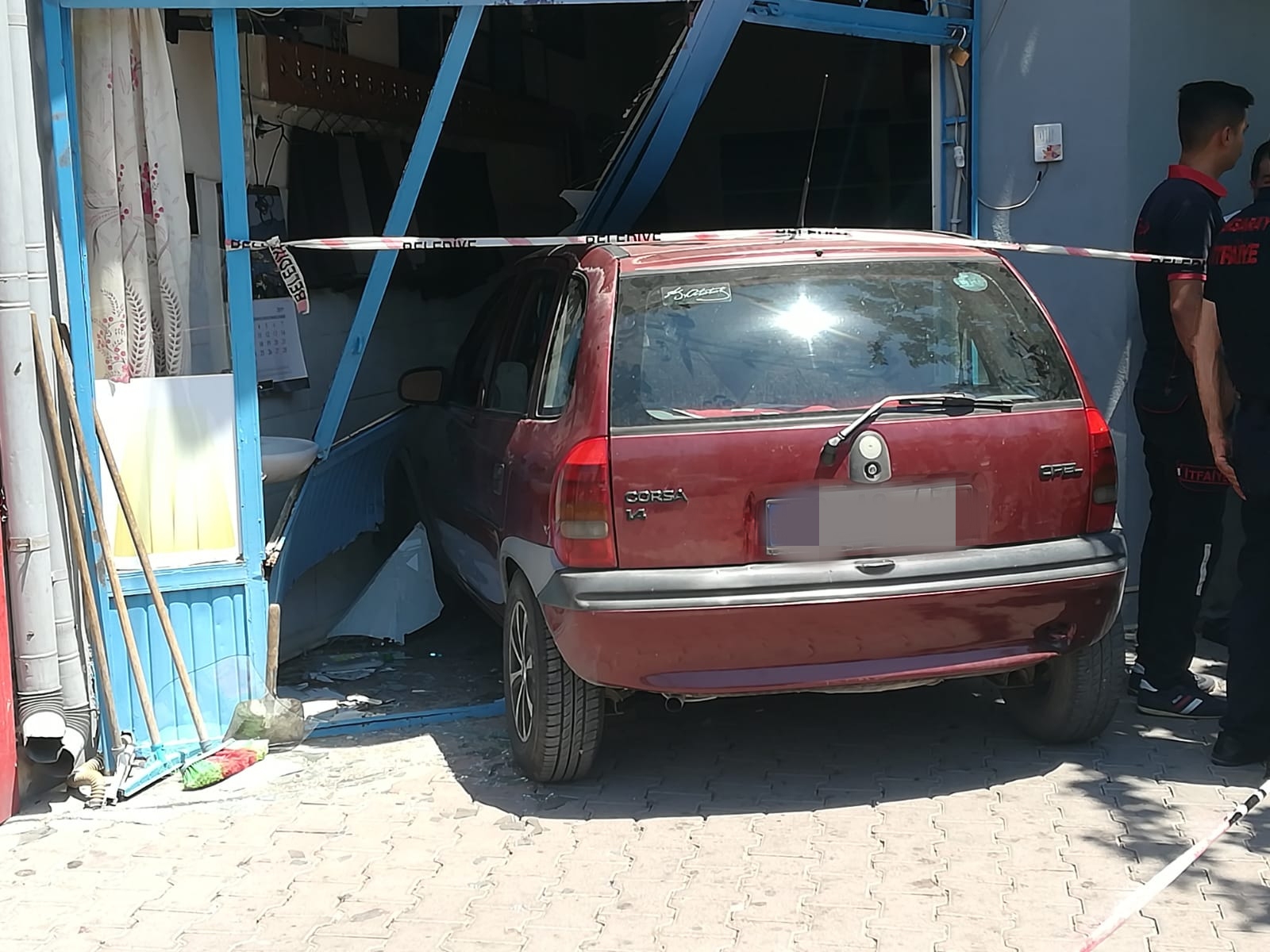 Aksaray`da 2 araç kaza yaptı 1 tanesi iş yerine girdi