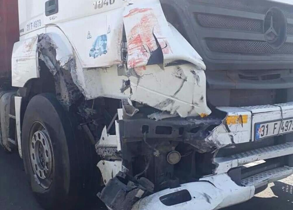 Tır Araci Traktör Kazasinda 2 Kişi Agir Yaralandi