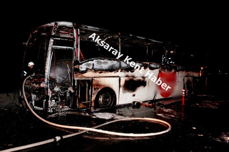 Aksaray`da  seyir halindeki yolcu otobüsü alev alev yandı