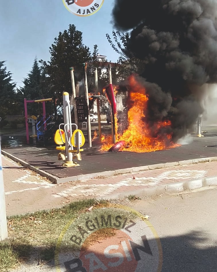 K.Bölcek mahallesinde çocuk parkı alev alev yandı